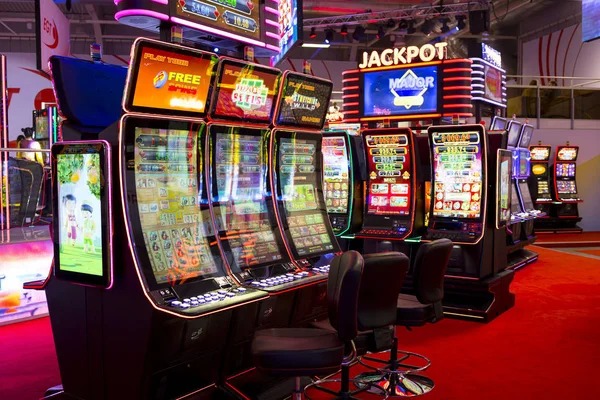Live dealer roulette table streaming in the yuantoto app on a smartphone